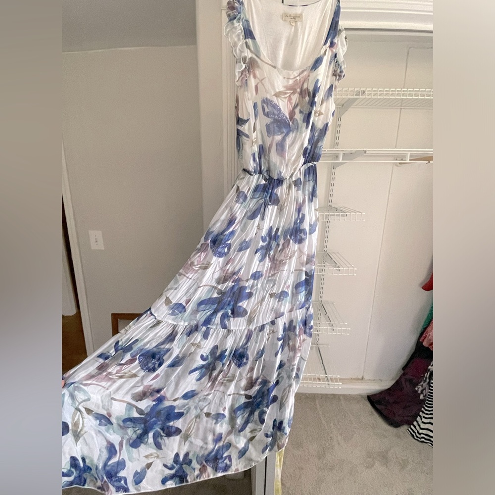 Ladies medium short sleeve long dress with built in slip. Fitted waist.